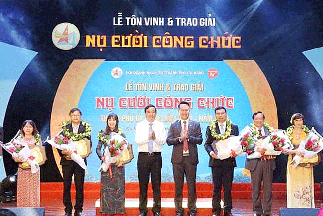 “Nụ cười công chức” là giải thưởng do Hội Doanh nhân trẻ thành phố tổ chức và bình chọn cho cán bộ, công chức, viên chức có nhiều đóng góp cho sự phát triển của Đà Nẵng. TRONG ẢNH: Lãnh đạo UBND thành phố và lãnh đạo Hội Doanh nhân trẻ trao giải thưởng “Nụ cười công chức” năm 2019 cho các cá nhân. 