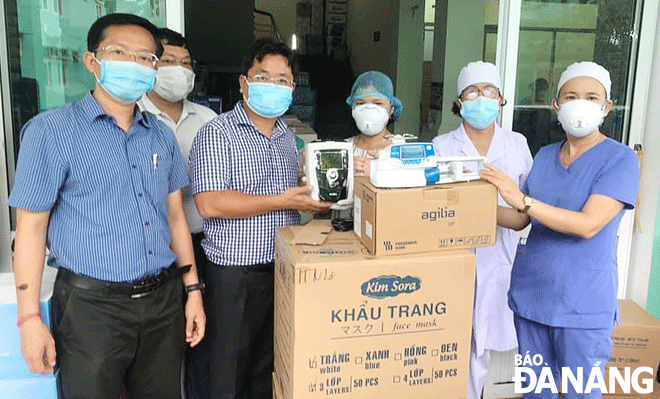 Công tác an sinh xã hội luôn được Hội Doanh nhân trẻ thành phố Đà Nẵng chú trọng. Trong ảnh: Chủ tịch Hội Doanh nhân trẻ thành phố Đà Nẵng khóa VI Hà Đức Hùng (bìa trái) tổ chức trao thiết bị y tế do Hội vận động, đóng góp cho Trung tâm Y tế huyện Hòa Vang vào tháng 8-2020. Ảnh: M.QUẾ