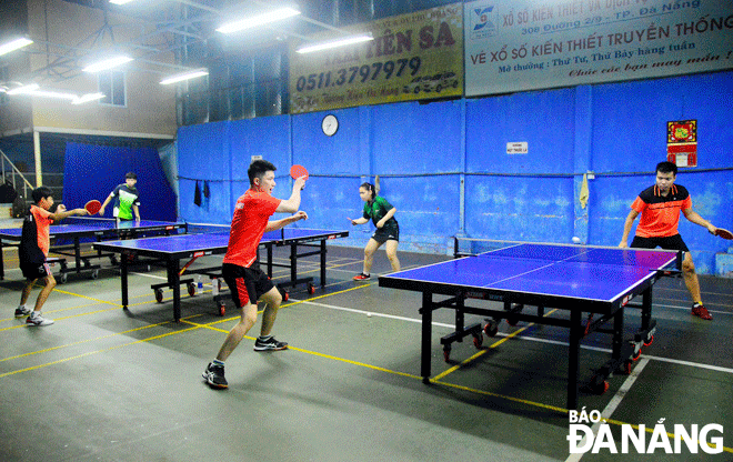 Đội tuyển Bóng bàn Đà Nẵng nỗ lực tập luyện tại CLB Thể thao Phan Châu Trinh. Ảnh: XUÂN SƠN