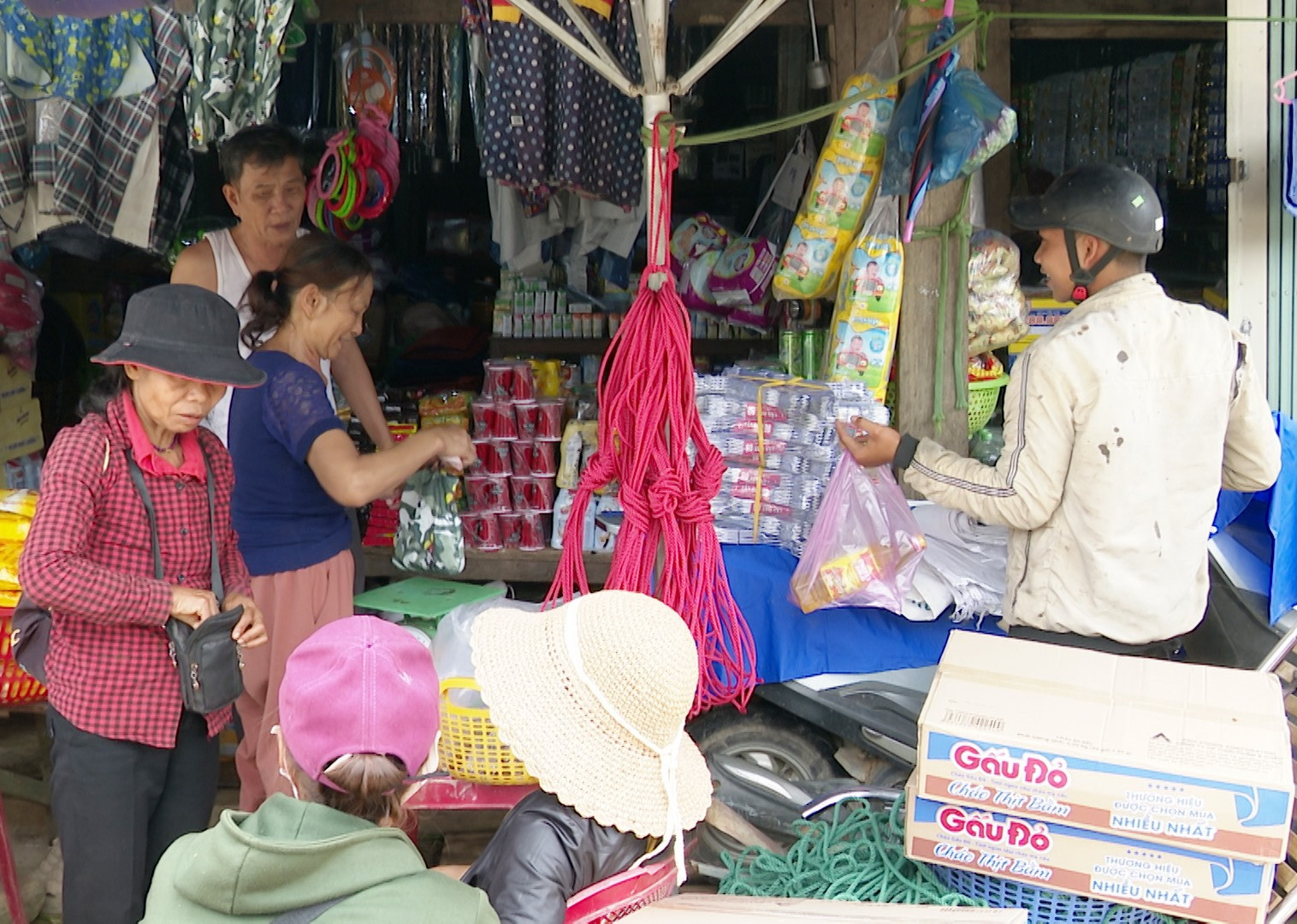 Tiểu thương vùng cao Phước Sơn chủ động dự trữ hàng hóa, cam kết bán đúng giá trong mùa mưa lũ. Ảnh: TẤN SỸ