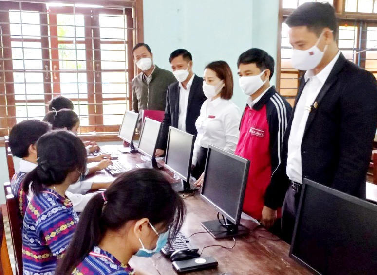 Agribank Quảng Nam trao tặng máy tính đến giáo viên, học sinh Trường Phổ thông Dân tộc nội trú huyện Nam Trà My. Ảnh: VIỆT QUANG