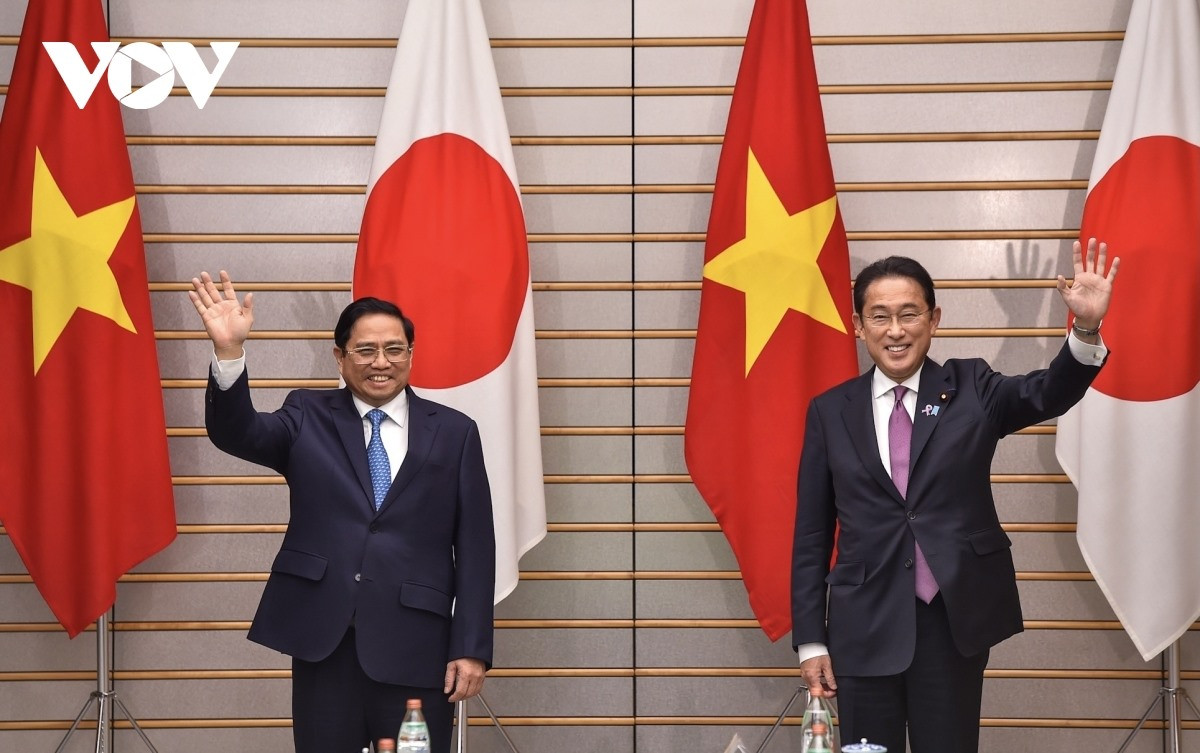 PM Pham Minh Chinh and Japanese PM Kishida Fumio (R)