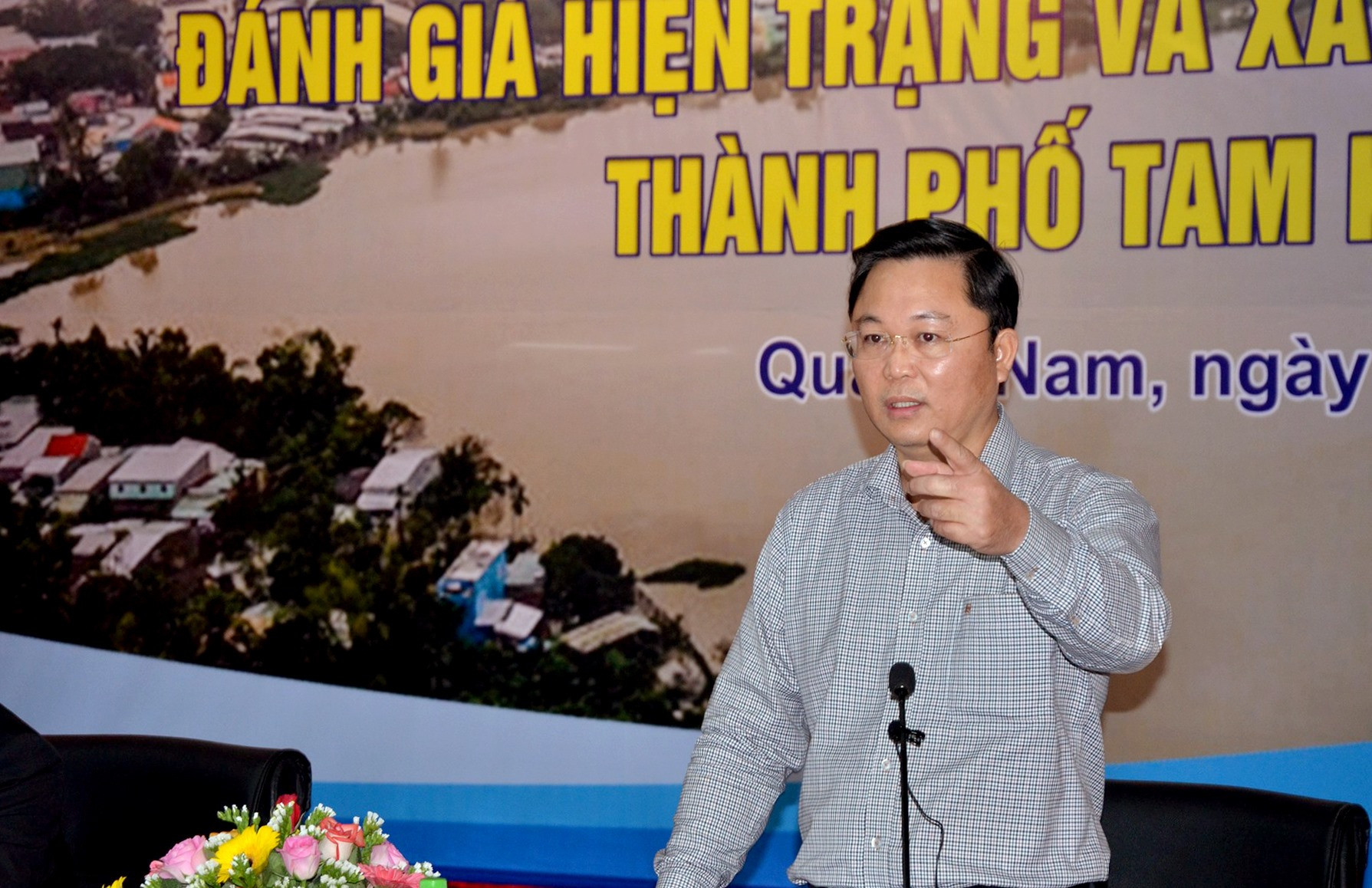Chủ tịch UBND tỉnh Lê Trí Thanh cho rằng, cần đưa ra từng giải pháp công trình và giải pháp phi công trình mới giải quyết bài toán chống ngập cho đô thị Tam Kỳ và vùng phụ cận. Ảnh: H.P