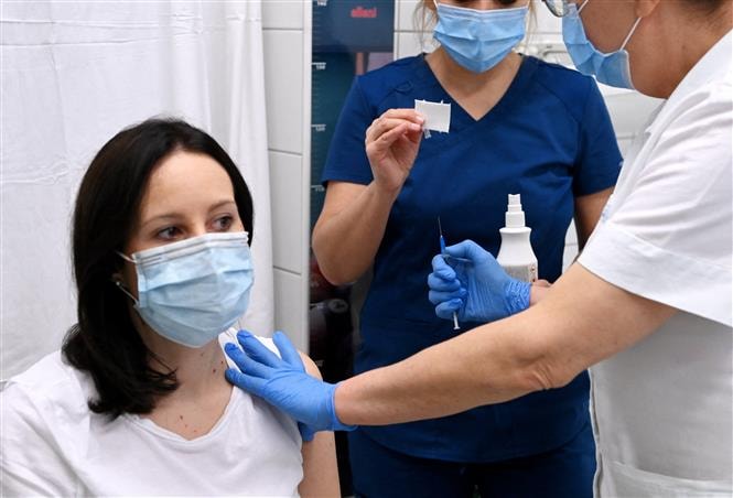 Nhân viên y tế tiêm vaccine phòng COVID-19 cho người dân tại Budapest, Hungary, ngày 22/11/2021. Ảnh: AFP/ TTXVN