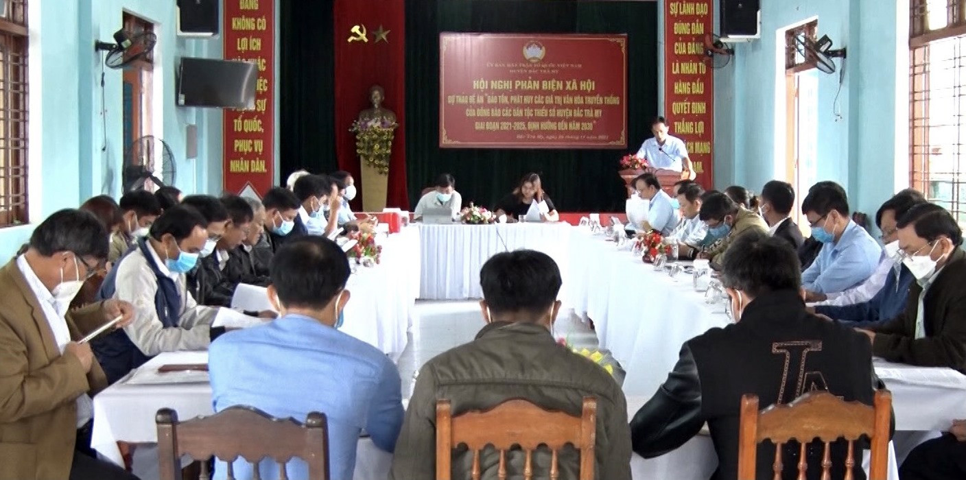 Hội nghị phản biện tại Hội trường Ủy ban Mặt trận Tổ quốc Việt Nam huyện Bắc Trà My.