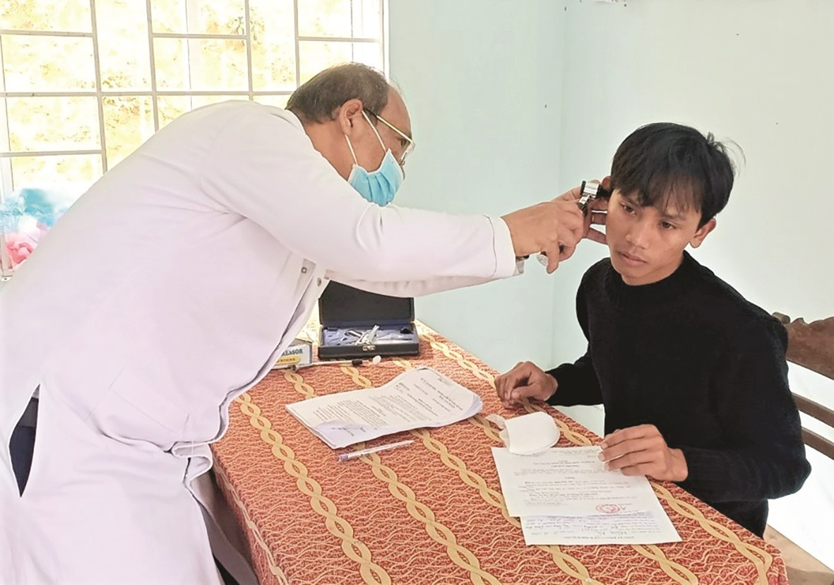 Nhân viên Trung tâm Y tế huyện Tây Giang tiến hành khám sức khỏe cho Bh’ling Ne - một trong 5 thanh niên của thôn Aur (xã A Vương).