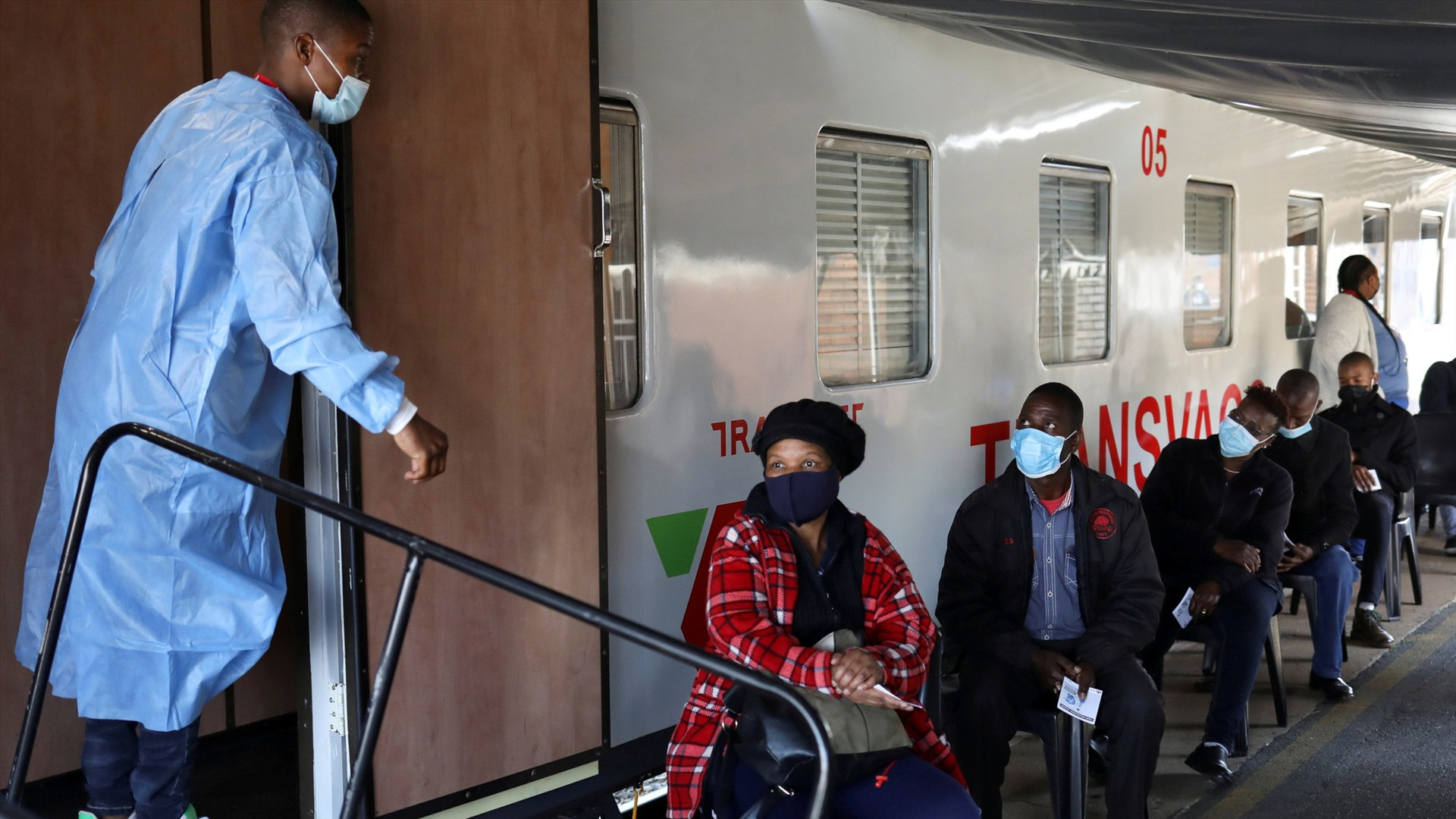 Một đoàn tàu đã được chuyển thành trung tâm tiêm chủng COVID-19 trên đường ray để đẩy nhanh việc triển khai vắc xin ở các cộng đồng xa xôi, ở Đông Rand, Nam Phi. Các quốc gia đã đình chỉ du lịch khỏi Nam Phi sau khi một biến thể mới được tìm thấy ở đó. © Reuters