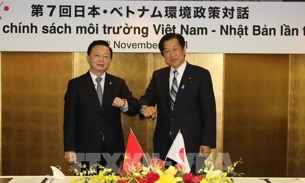 Vietnamese Minister of Natural Resources and Environment Tran Hong Ha (L) and Japanese Minister of the Environment Tsuyoshi Michael Yamaguchi at the dialogue. (Photo: VNA)