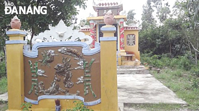 Miếu Bà Chúa Ngọc trên gò đất nổi lên giữa sông Cu Đê. Ảnh: H.H