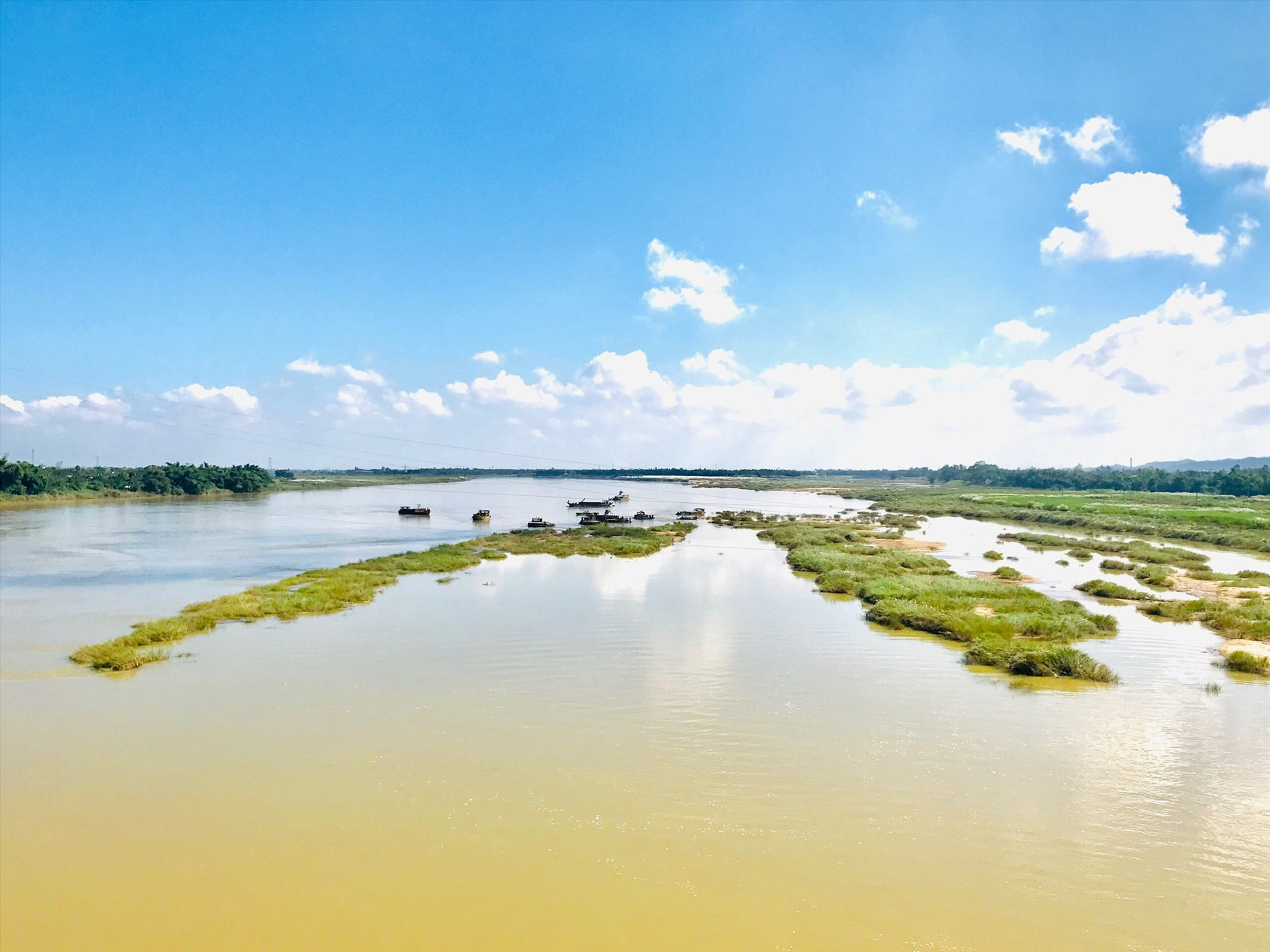 Hệ thống cồn bãi trên sông Thu Bồn cũng chịu tác động mạnh của diễn biến xói lở. Ảnh: Q.T