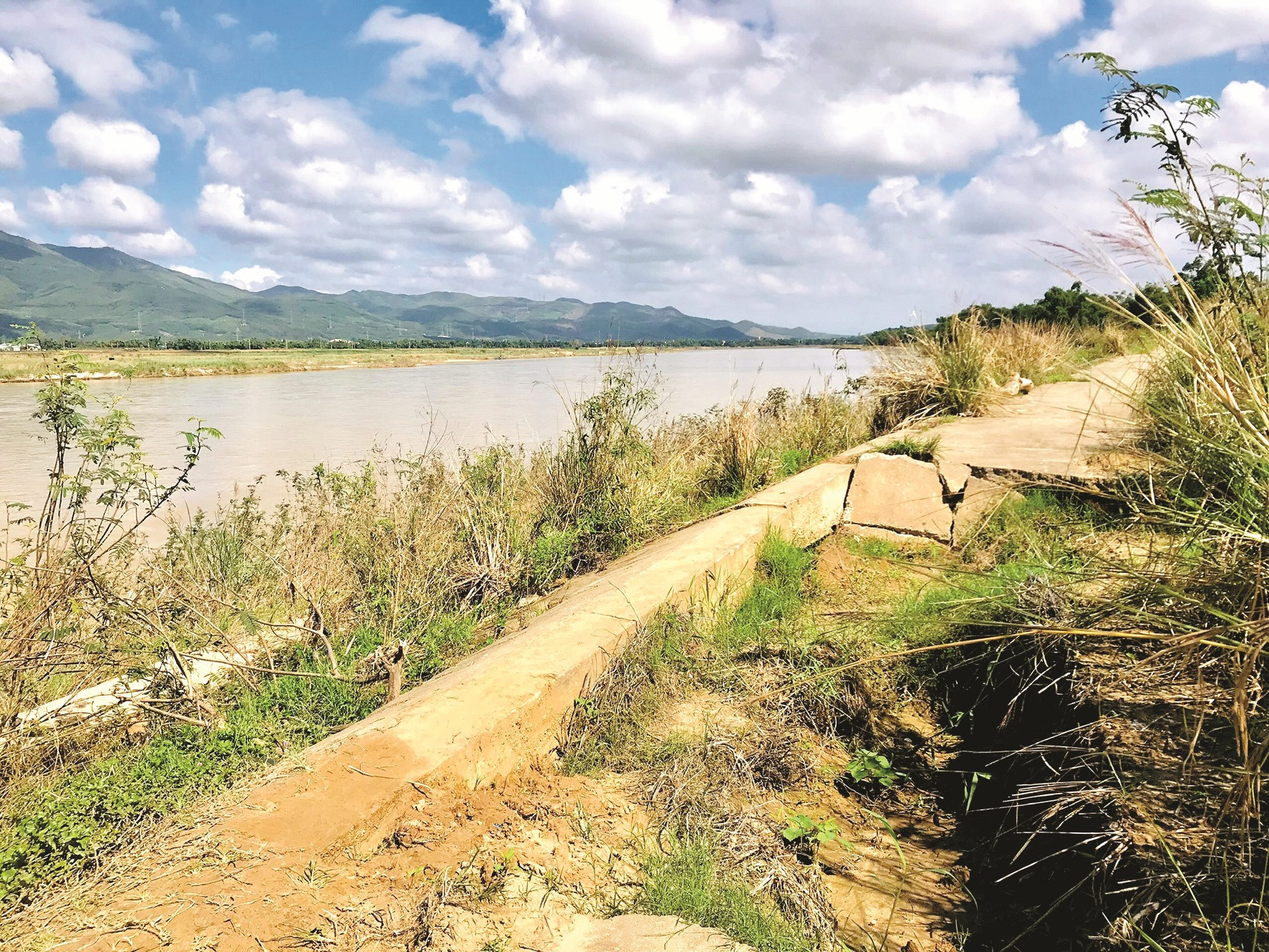 Một đoạn kè sông ở thôn Mỹ Hảo, xã Đại Phong, Đại Lộc có dấu hiệu xuống cấp. Ảnh: Q.T