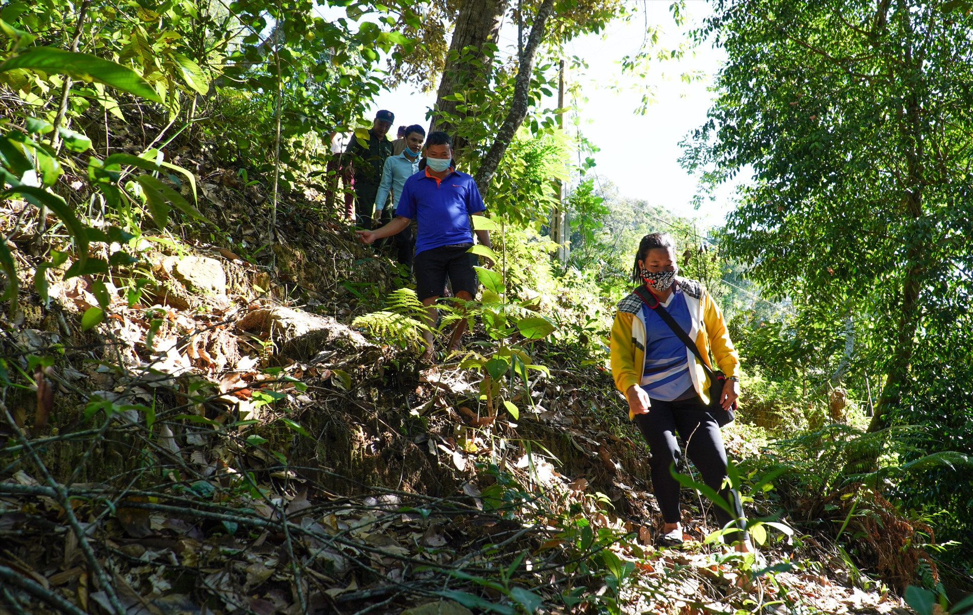 Các cộng đồng tại huyện Tây Giang cùng lực lượng chức năng tuần tra, bảo vệ rừng 4 lần/1 tháng. Ảnh: H.Q