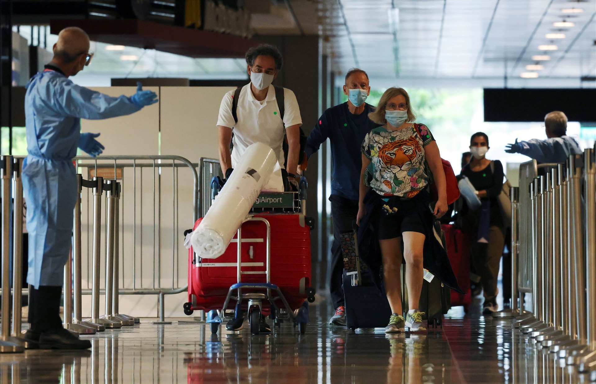 Singapore cho biết đang theo dõi chặt chẽ đi lại quốc tế, đặc biệt từ vùng có nguy cơ cao biến thể Omicron và có thể tái áp dụng một số biện pháp hạn chế để ngăn chặn lây lan đại dịch. Ảnh: Reuters