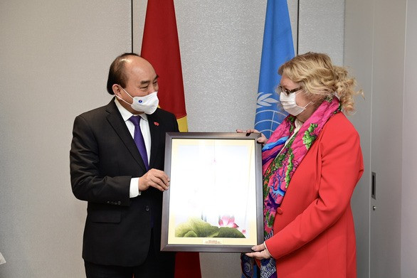 Chủ tịch nước Nguyễn Xuân Phúc trao quà lưu niệm cho bà Tatiana Valovaya - tổng giám đốc Văn phòng LHQ tại Geneva - Ảnh: VIỄN SỰ/TTO