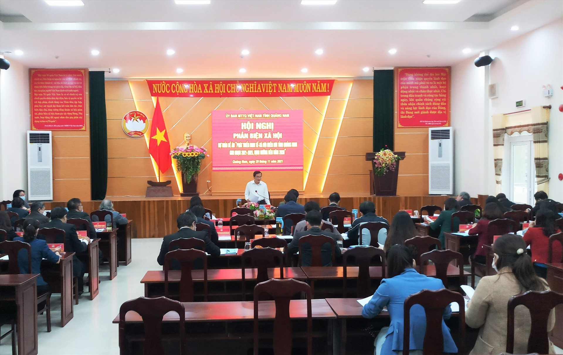 Phó Chủ tịch Ủy ban MTTQ Việt Nam tỉnh - Nguyễn Phi Hùng chủ trì hội nghị phản biện. Ảnh: A.N