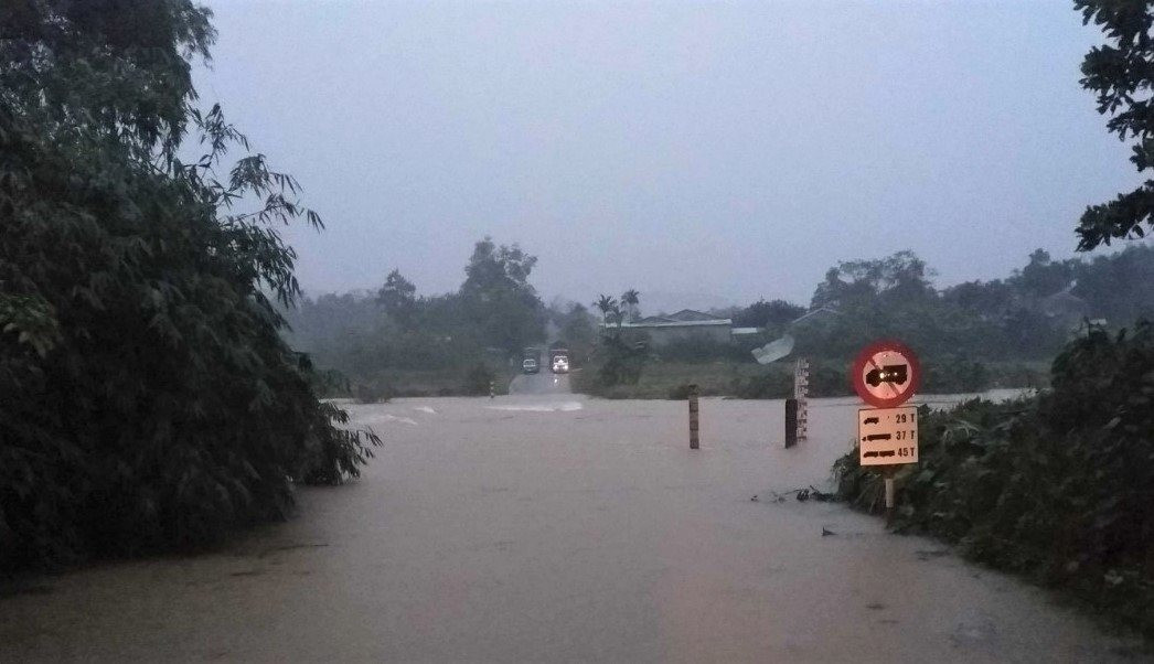 Ngầm Sông Trường trên Quốc lộ 40B, tại xã Trà Sơn, bị ngập sâu trên 2,2m vào sáng sớm ngày 29.11.