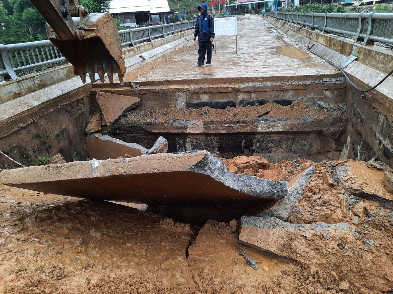 Mố cầu bê tông dẫn vào làng tái định cư Bằng La (xã Trà Leng) tiếp tục bị hư hỏng nặng vào sáng 29.11. Ảnh: TM.