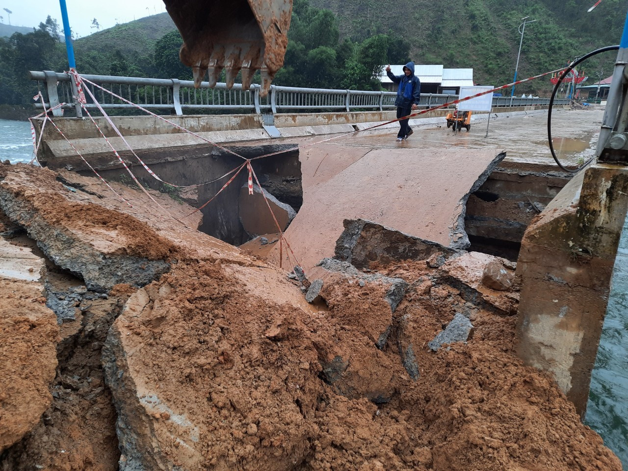 Mố cầu bê tông dẫn vào làng tái định cư Bằng La (xã Trà Leng) tiếp tục bị hư hỏng nặng vào sáng 29.11. Ảnh: TM.