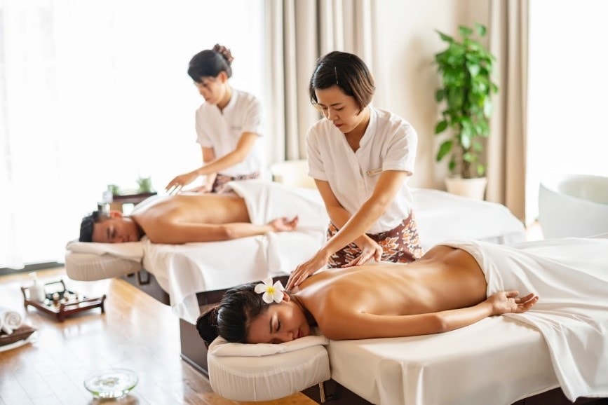 Cặp đôi thư thái với liệu trình spa thiên nhiên.