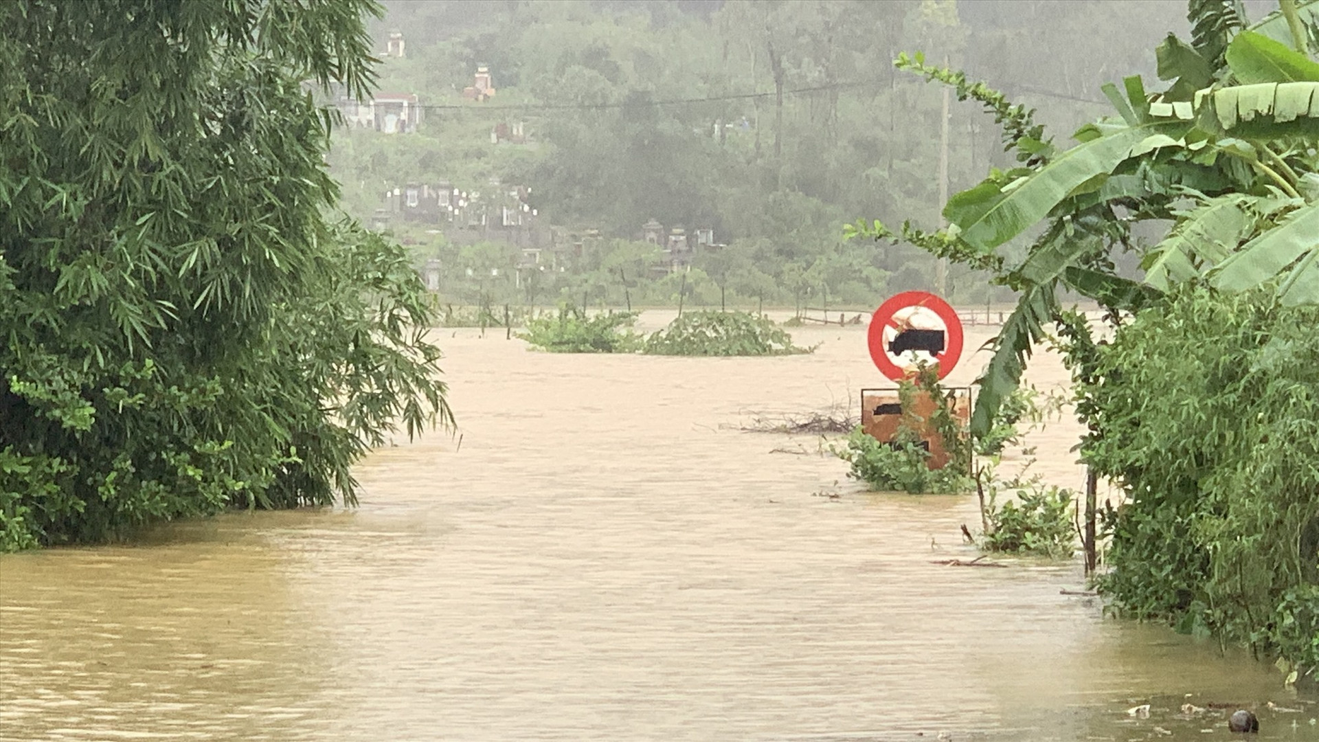 Cầu Khe Le (Quế Trung) bị ngập sâu gần 3m. Ảnh MINH THÔNG