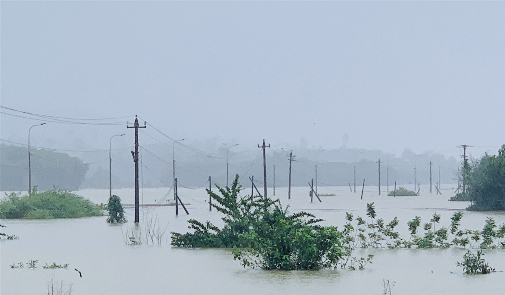 Nhiều tuyến giao thông ở Nông Sơn bị ngập sâu 3-4m. Ảnh MINH THÔNG