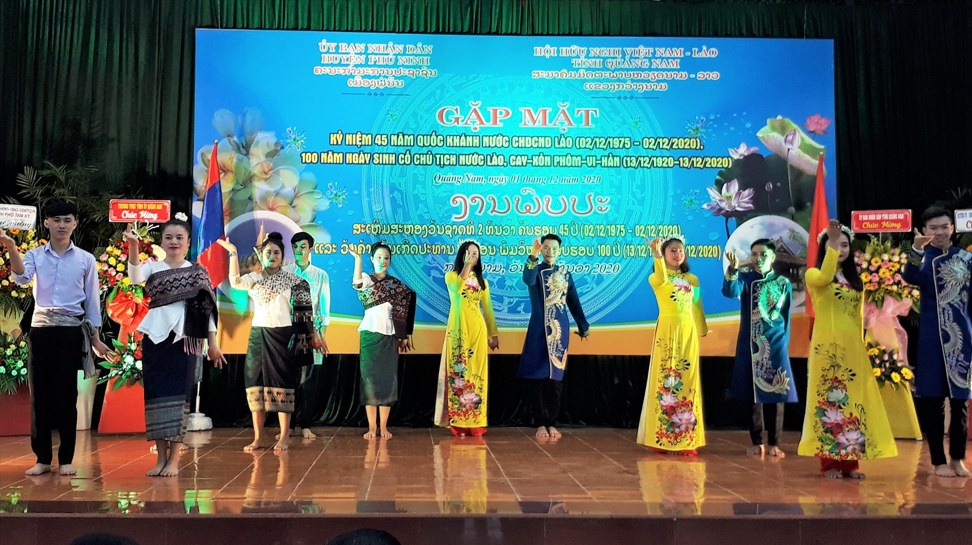 Lưu học sinh Lào tham gia giao lưu văn nghệ nhân gặp mặt kỷ niệm 45 năm Quốc khánh nước CHDCND Lào. Ảnh: ALĂNG NGƯỚC
