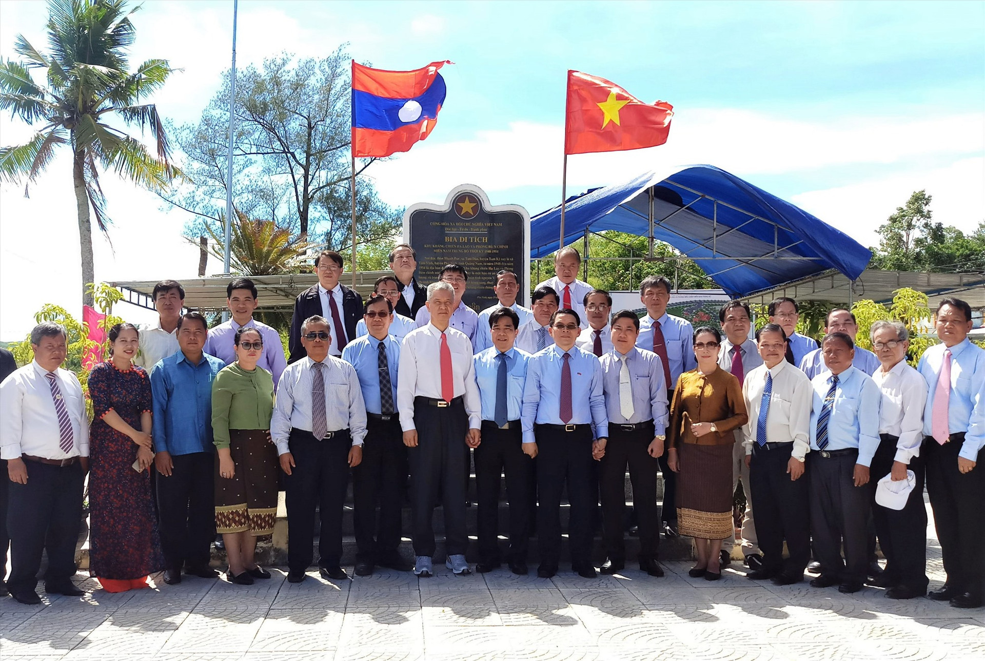 Lãnh đạo tỉnh chụp ảnh lưu niệm với lãnh đạo đoàn công tác của Quốc hội Lào tại Khu kháng chiến Hạ Lào vào năm 2019. Ảnh: ALĂNG NGƯỚC
