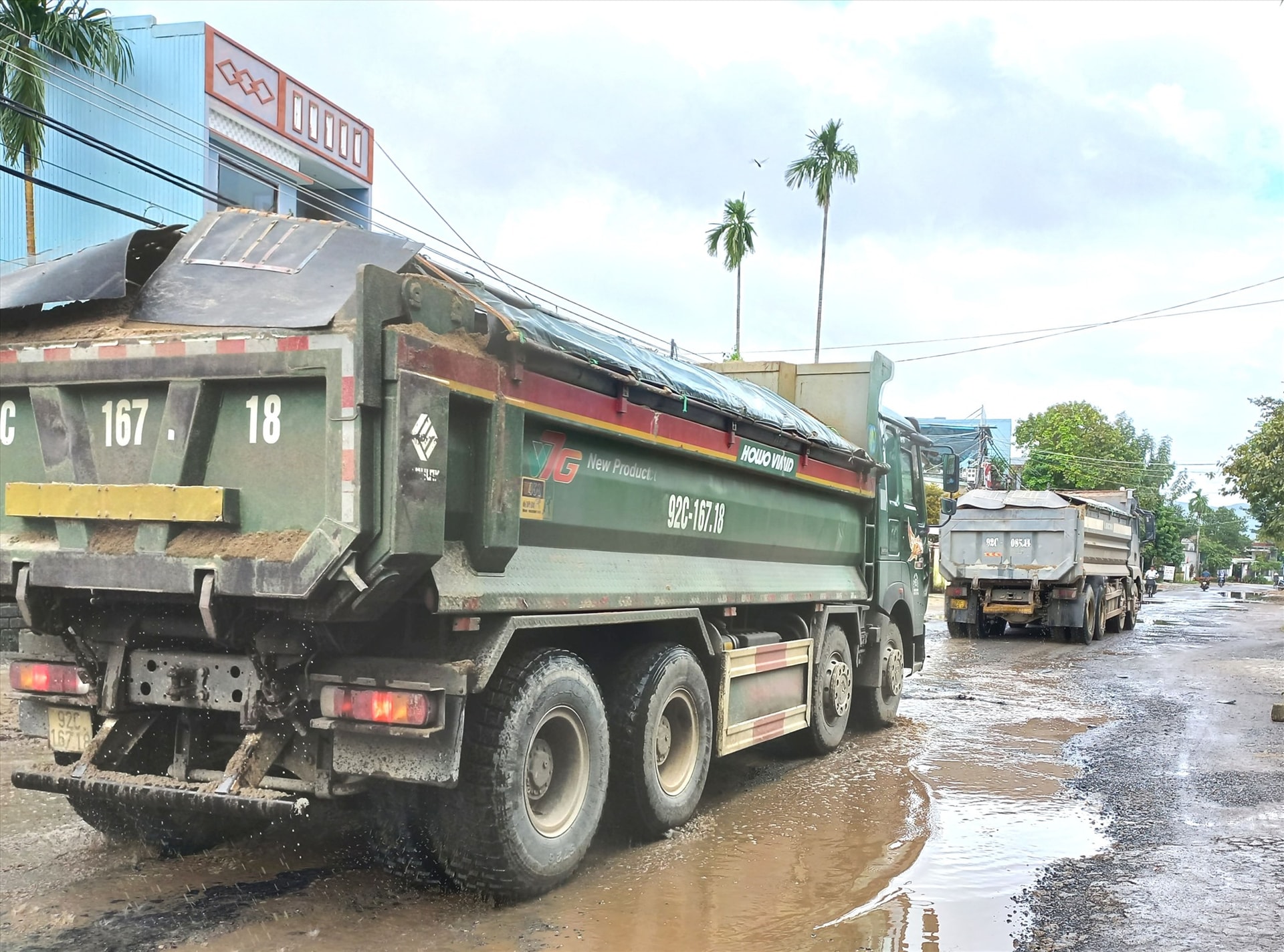 Xe tải chở cát “có ngọn”, quá tải trọng phá nát đường nội thị ở Đại Lộc. Ảnh: S.C