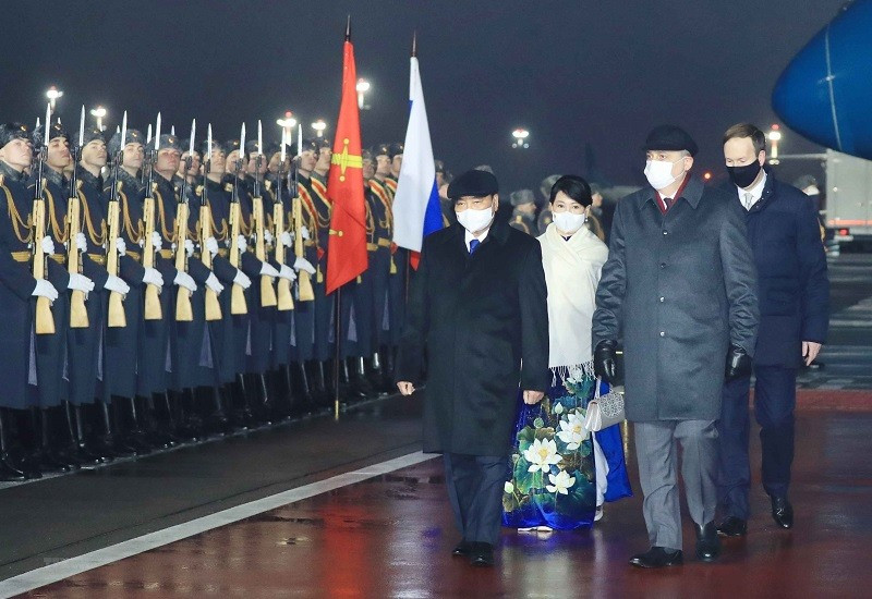 Lễ đón Chủ tịch nước Nguyễn Xuân Phúc và Phu nhân cùng đoàn đại biểu cấp cao Việt Nam tại sân bay Vnukovo, Liên bang Nga. (Ảnh: TTXVN)