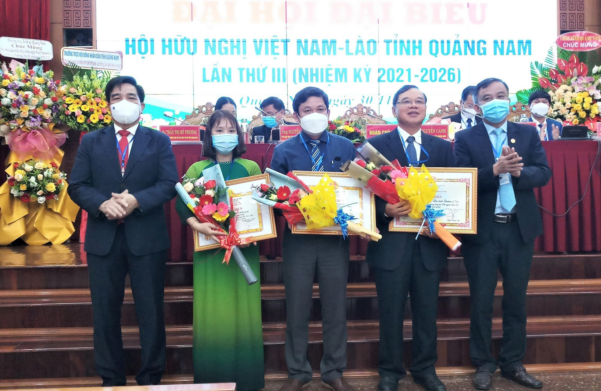 Các cá nhân, tập thể nhận bằng khen của Trung ương Hội Hữu nghị Việt Nam - Lào. Ảnh: A.N