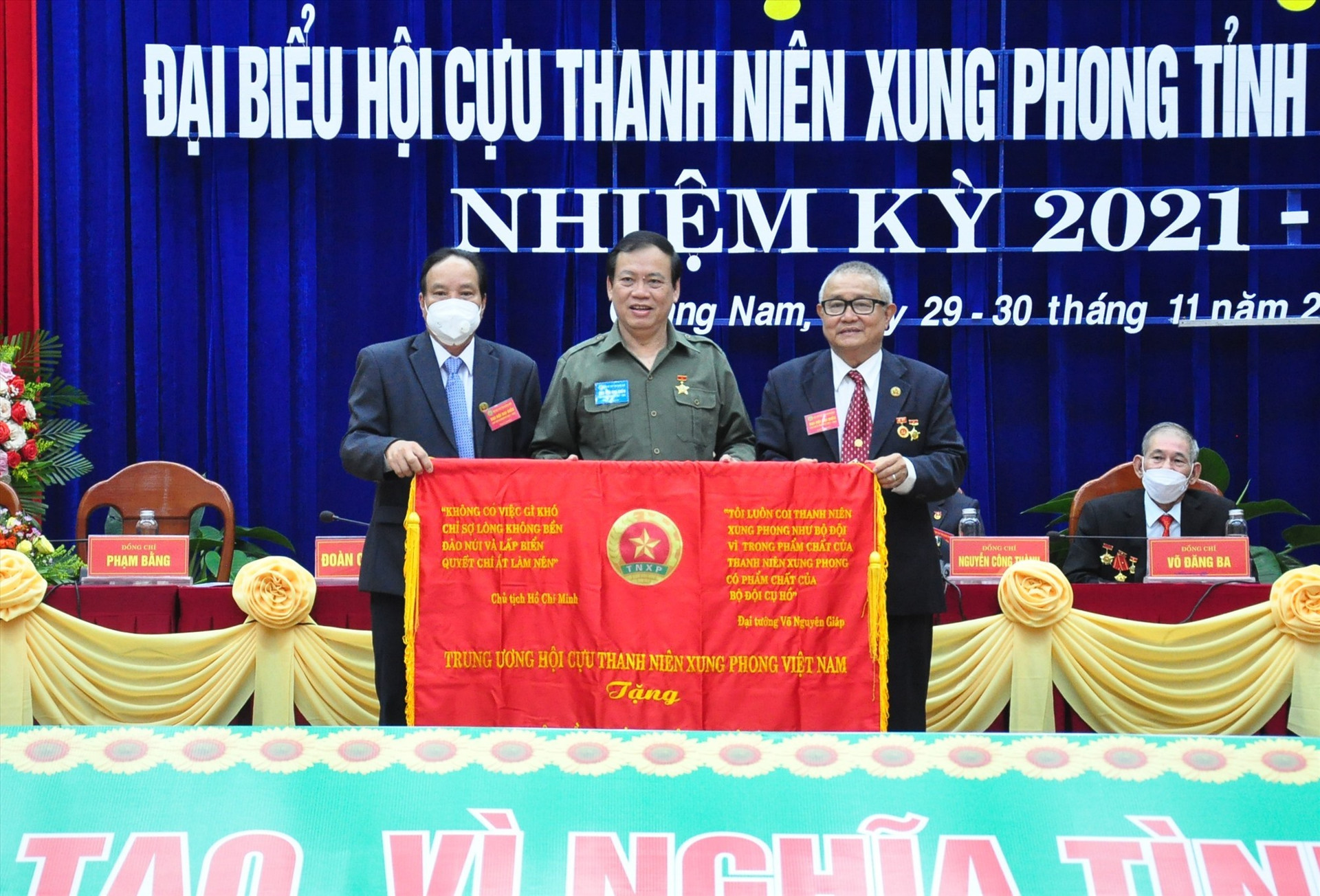 Ông Vũ Trọng Kim thay mặt Trung ương Hội Cựu TNXP Việt Nam trao tặng đại hội bức trướng ghi lời nói của Chủ tịch Hồ Chí Minh và Đại tướng Võ Nguyên Giáp. Ảnh: VINH ANH