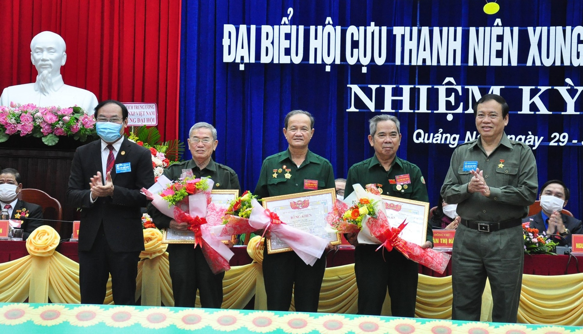Ông Vũ Trọng Kim thay mặt Trung ương Hội Cựu TNXP Việt Nam trao tặng đại hội bức trướng ghi lời nói của Chủ tịch Hồ Chí Minh và Đại tướng Võ Nguyên Giáp. Ảnh: VINH ANH