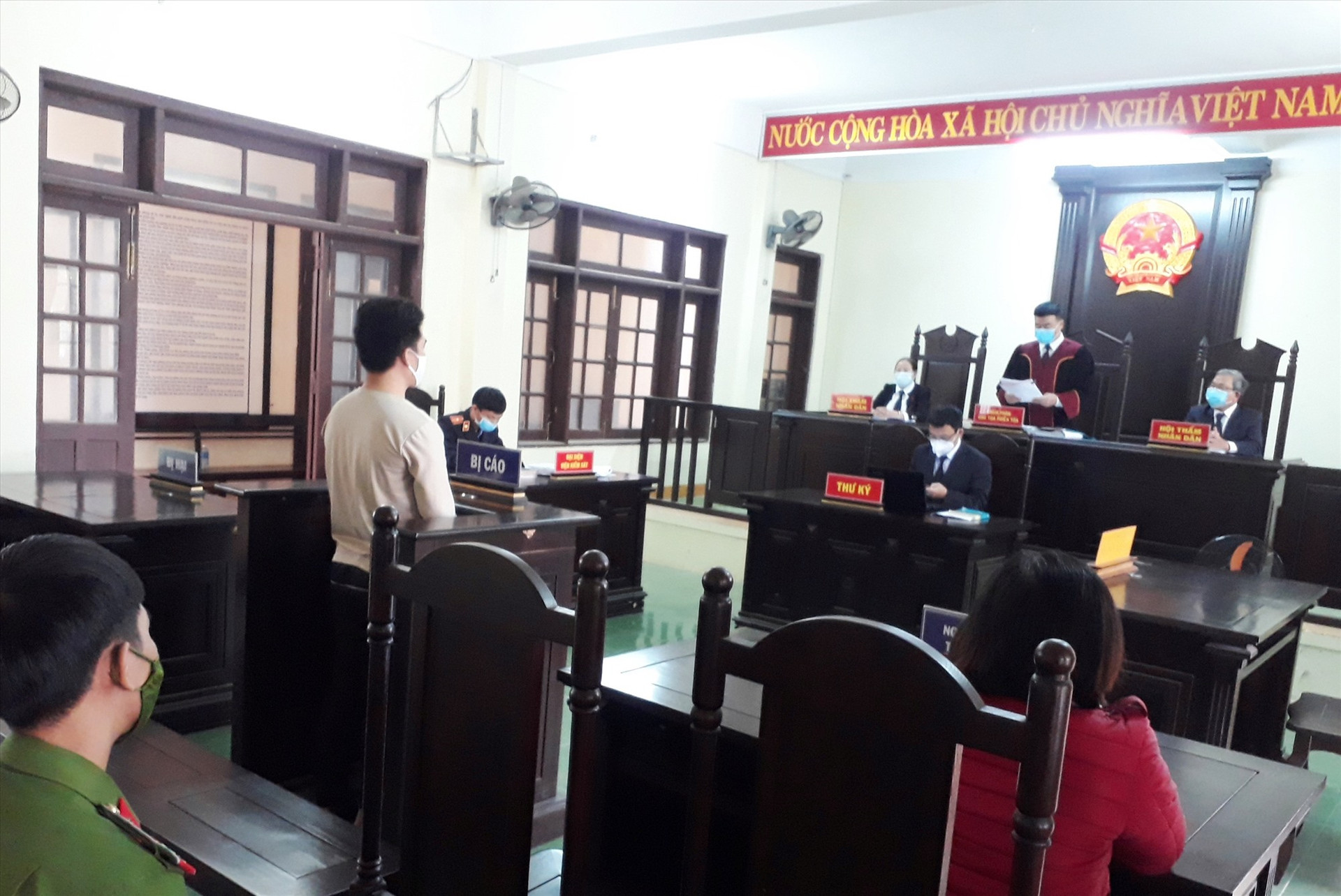 Tòa án nhân dân huyện Quế Sơn xét xử sơ thẩm bị cáo Nguyễn Minh Tiến về tội lừa đảo chiếm đoạt tài sản. ảnh DT