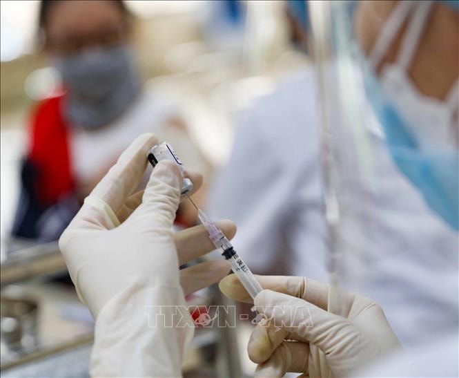 Chuẩn bị tiêm vaccine phòng COVID-19. Ảnh minh họa: Thanh Tùng/TTXVN