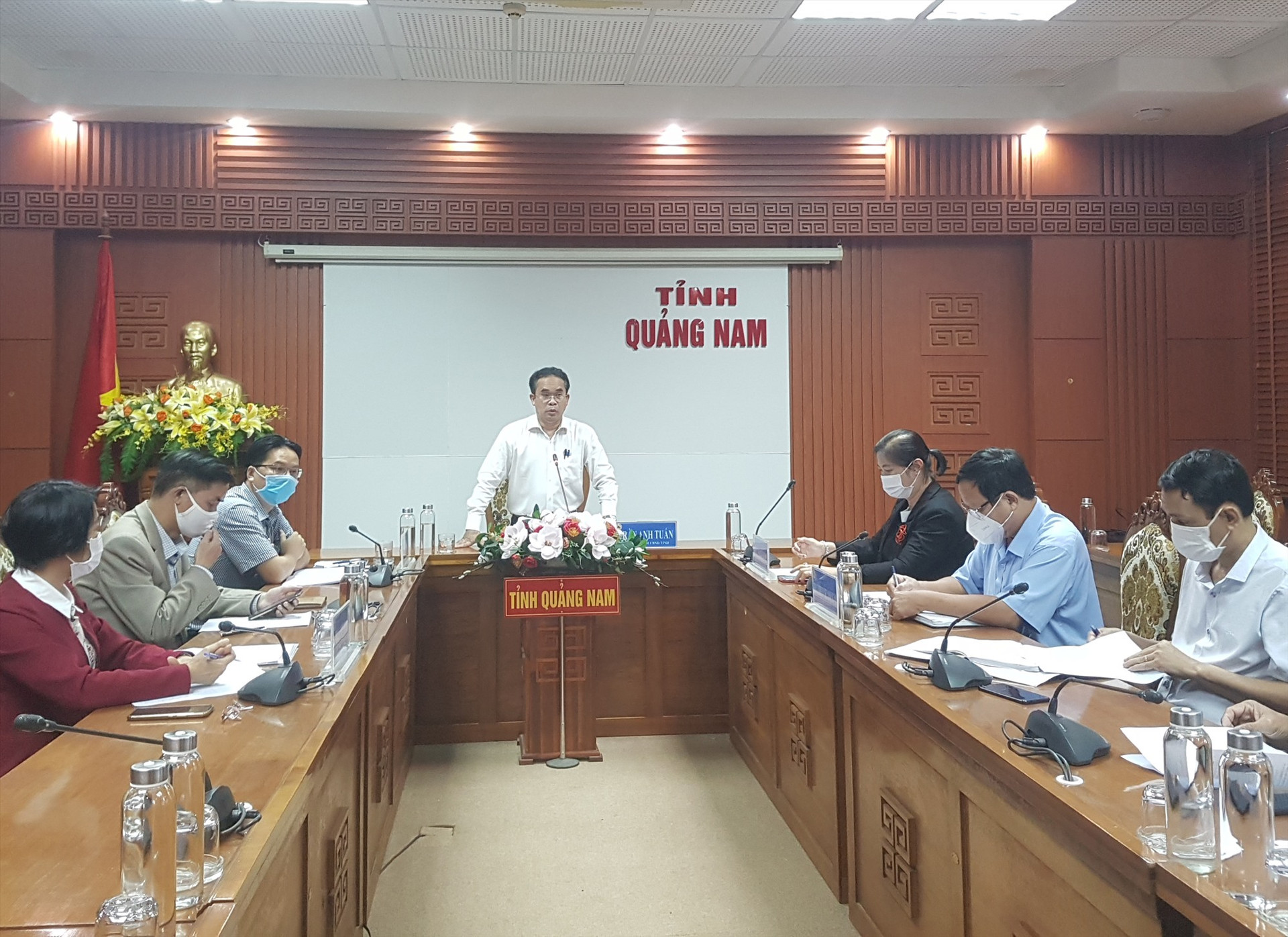 Phó Chủ tịch UBND tỉnh Trần Anh Tuấn chủ trì buổi làm việc về kế hoạch làm việc với doanh nghiệp chiều 30.11. Ảnh: D.L
