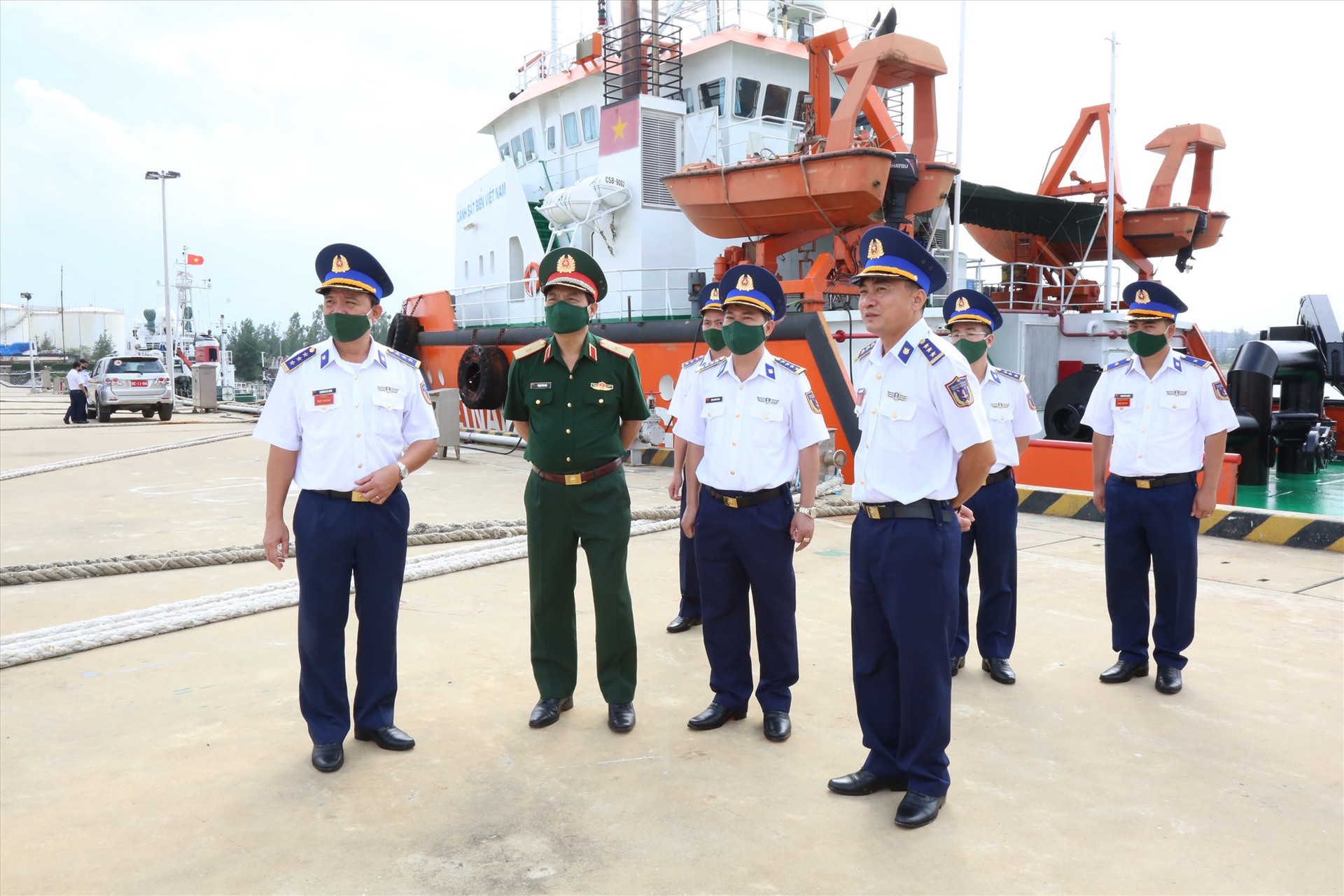 Thiếu tướng Phạm Văn Thái, Phó Cục trưởng Cục Quân huấn kiểm tra tại cảng hải đoàn 21 Bộ Tư lệnh Vùng Cảnh sát biển 2. Ảnh: P.T