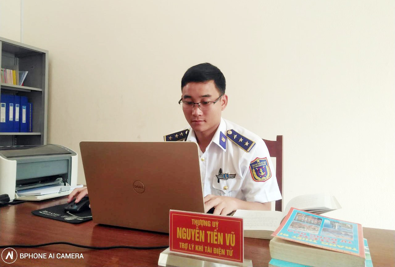 Thượng úy Nguyễn Tiến Vũ, gương mặt trẻ đam mê sáng tạo tại Bộ Tư lệnh Vùng Cảnh sát biển 2. Ảnh: P.T