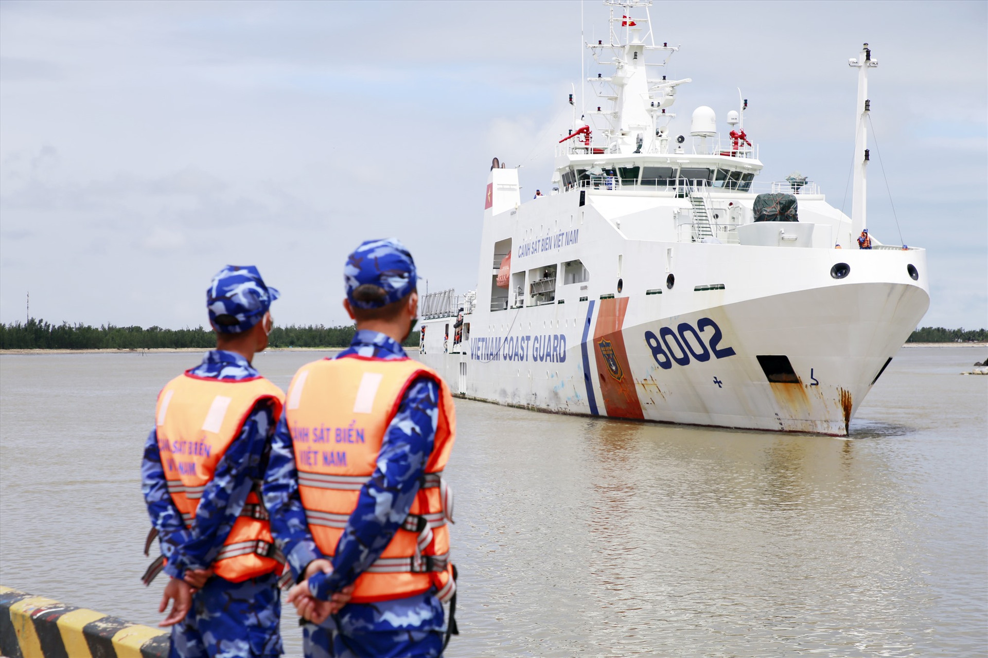 Tàu cảnh sát biển 8002 do Thiếu tá Phạm Văn Chuyền làm thuyền trưởng trong chuyến cứu hộ thành công 11 thuyền viên tại Quảng Ngãi vào tháng 9 vừa qua. Ảnh: P.T