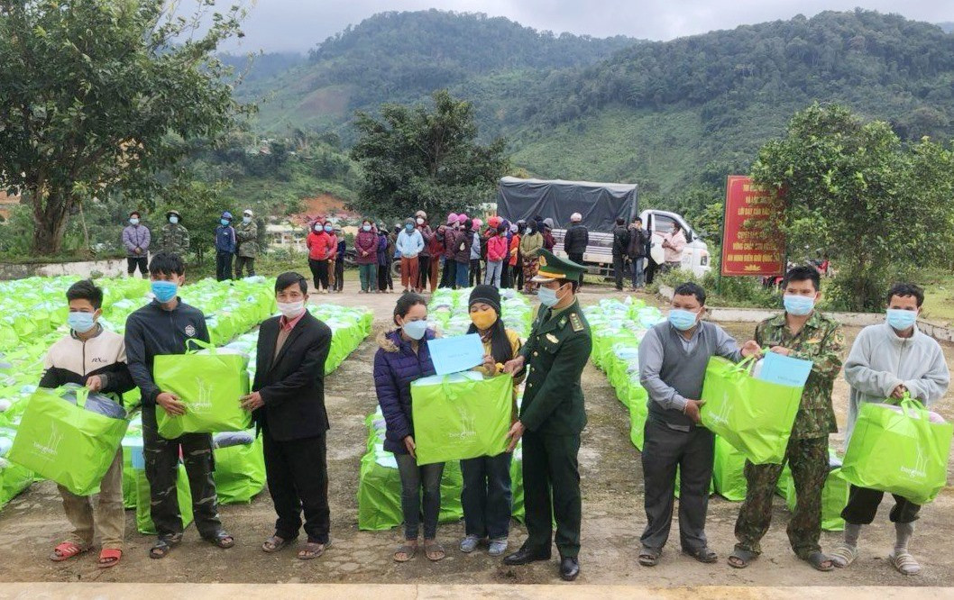 Đồn Biên phòng A Xan trao quà cho đại diện ban cán sự các thôn để hỗ trợ cho các gia đình khó khăn của xã A Xan, Tr'hy (Huyện Tây Giang). Ảnh: HỒNG ANH