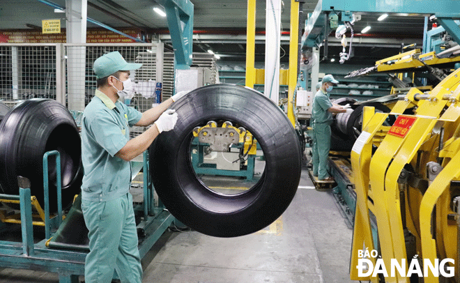 Sản xuất tại Công ty CP Cao su Đà Nẵng (Khu công nghiệp Hòa Khánh, quận Liên Chiểu). Ảnh: KHÁNH HÒA