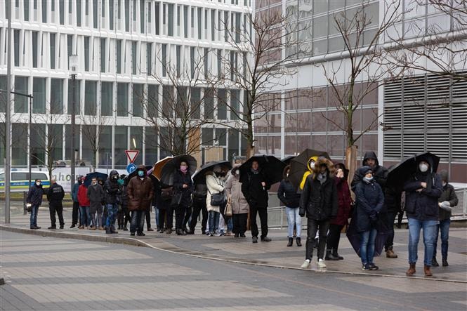 Người dân chờ tiêm vaccine ngừa Covid-19 tại Frankfurt am Main, Đức, ngày 30-11-2021. Ảnh: AFP/TTXVN