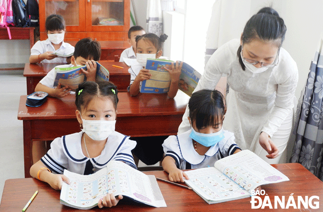 Các trường tiểu học đang chuẩn bị các điều kiện bảo đảm an toàn để đón học sinh lớp 1 đi học trở lại từ 6-12. TRONG ẢNH: Do bảo đảm các điều kiện an toàn nên học sinh lớp 1 của Trường Tiểu học Hòa Bắc đã trở lại trường hơn 1 tháng nay.  Ảnh: NGỌC HÀ