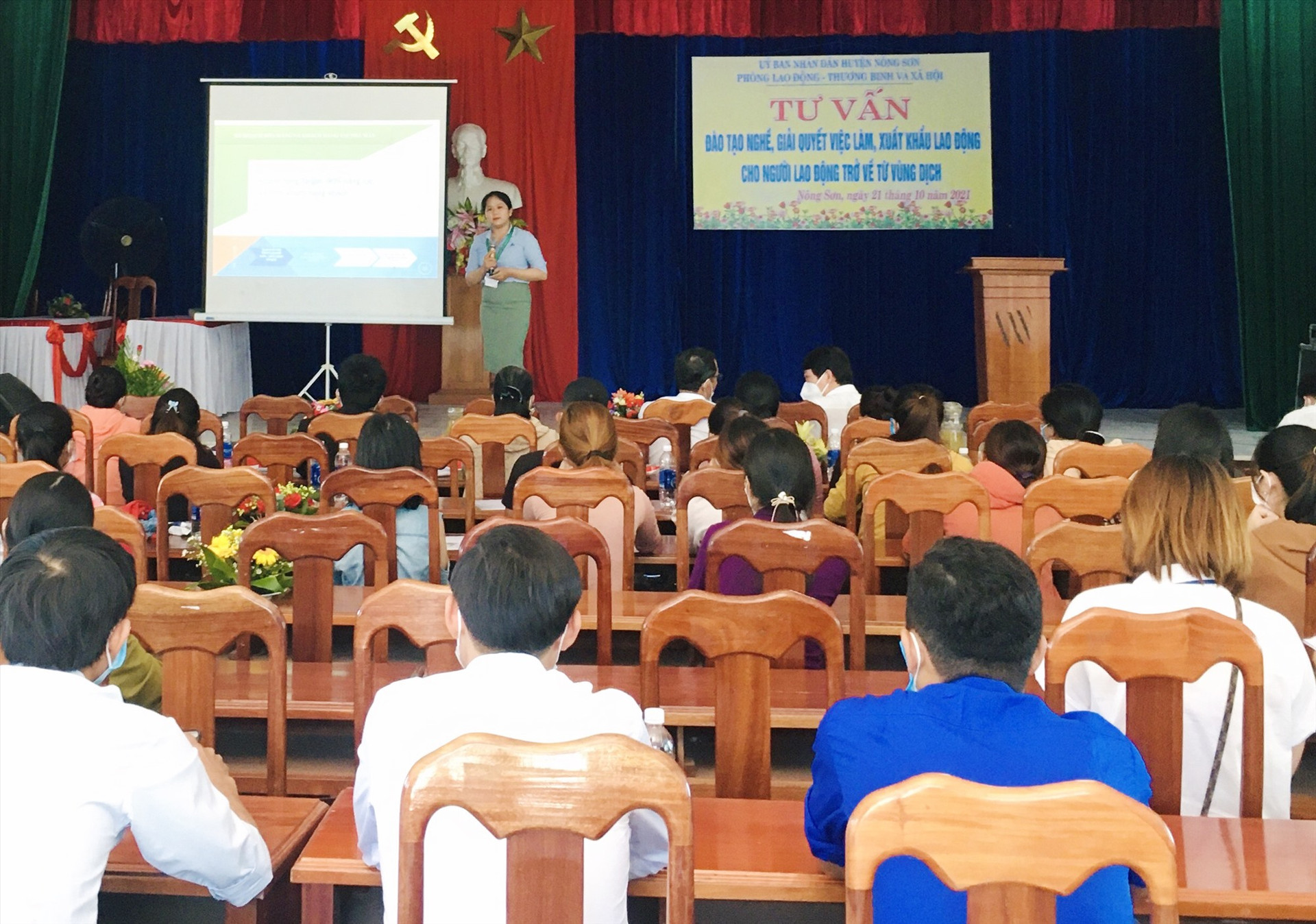Công ty TNHH Sơn Hà (Cụm công nghiệp Tây An, Duy Xuyên) tư vấn giới thiệu việc làm cho người lao động tại huyện Nông Sơn. Ảnh: LÊ THÔNG