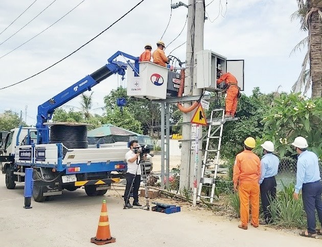 Điện lực Hội An chú trọng đầu tư nâng cấp lưới điện. Ảnh: P.V