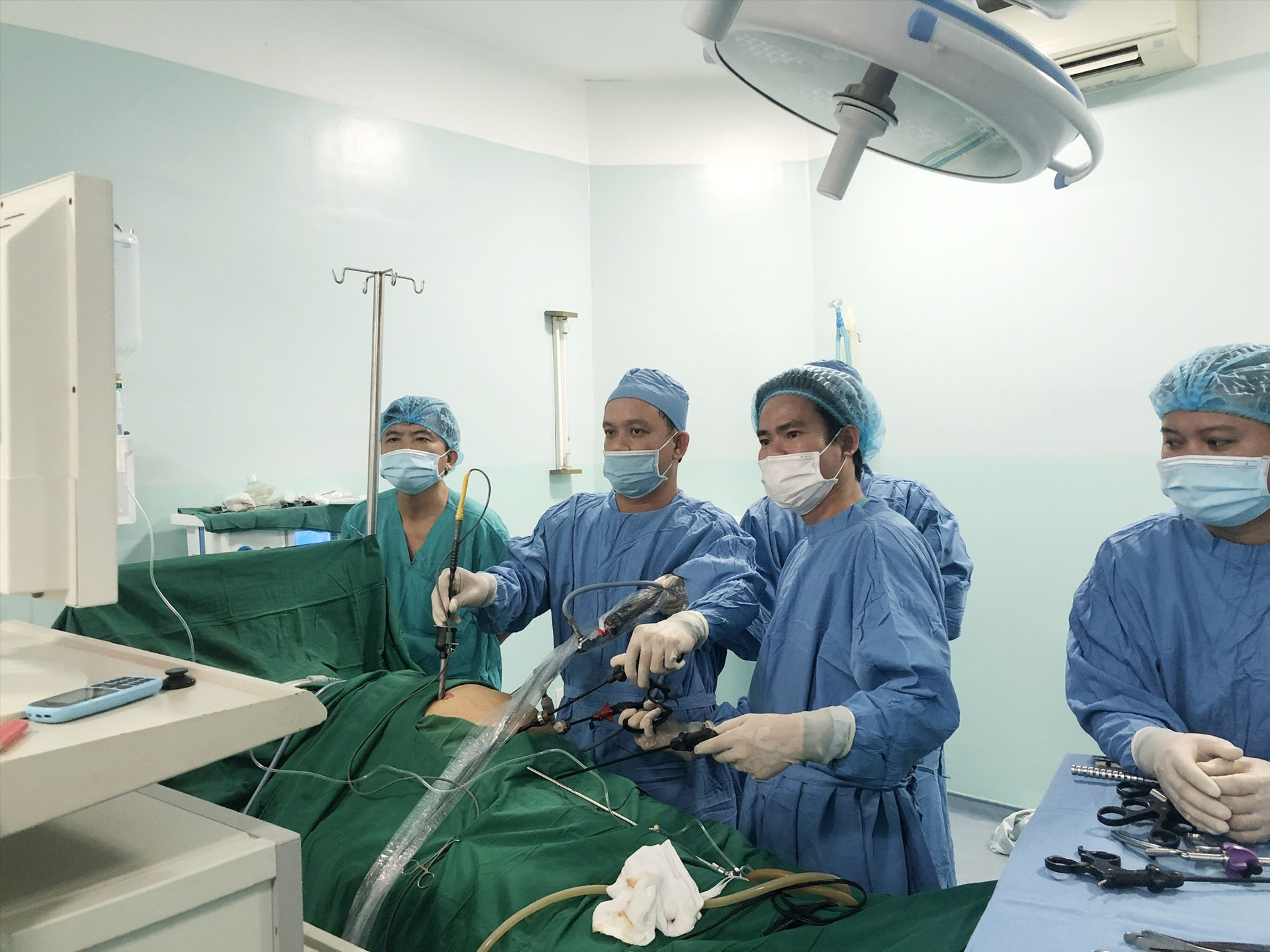 Bệnh viện Thái Bình Dương Tam Kỳ đã áp dụng kỹ thuật hiện đại để phẫu thuật và cắt bỏ khối u đại tràng cho bệnh nhân.