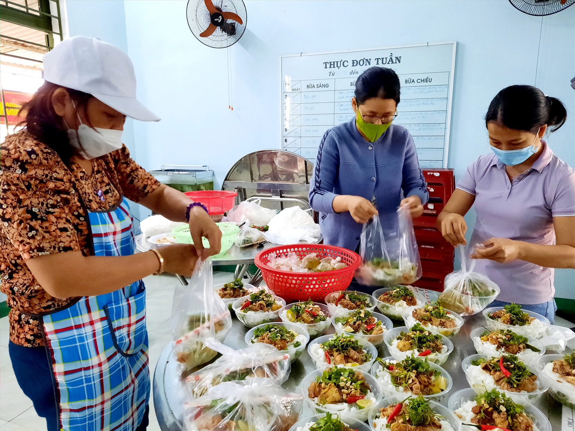 Phụ nữ phường Tân Thạnh nấu suất ăn hỗ trợ đối tượng cách ly và lực lượng tuyến đầu