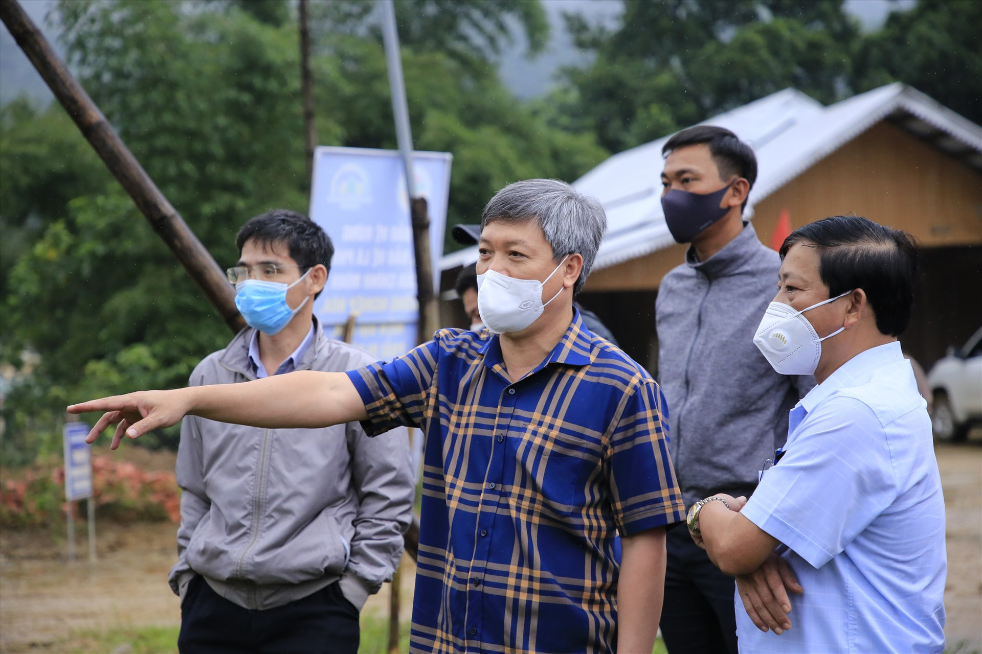 Phó Chủ tịch UBND tỉnh Hồ Quang Bửu kiểm tra tình hình sạt lở tại khu vực làng tái định cư Bằng La. Ảnh: P.V