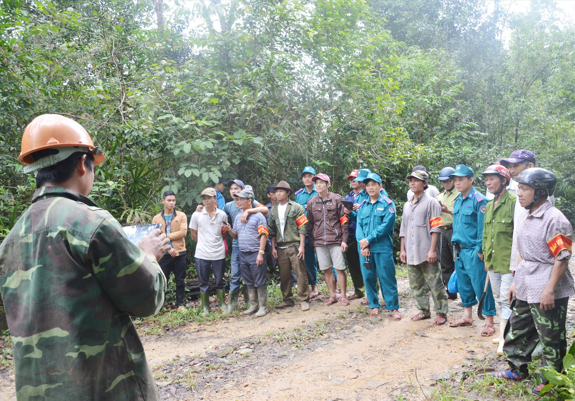 Lực lượng chuyên trách bảo vệ rừng của Ban Quản lý Rừng phòng hộ Đông Giang (ảnh chụp trước khi có dịch Covid-19 ). Ảnh: H.P