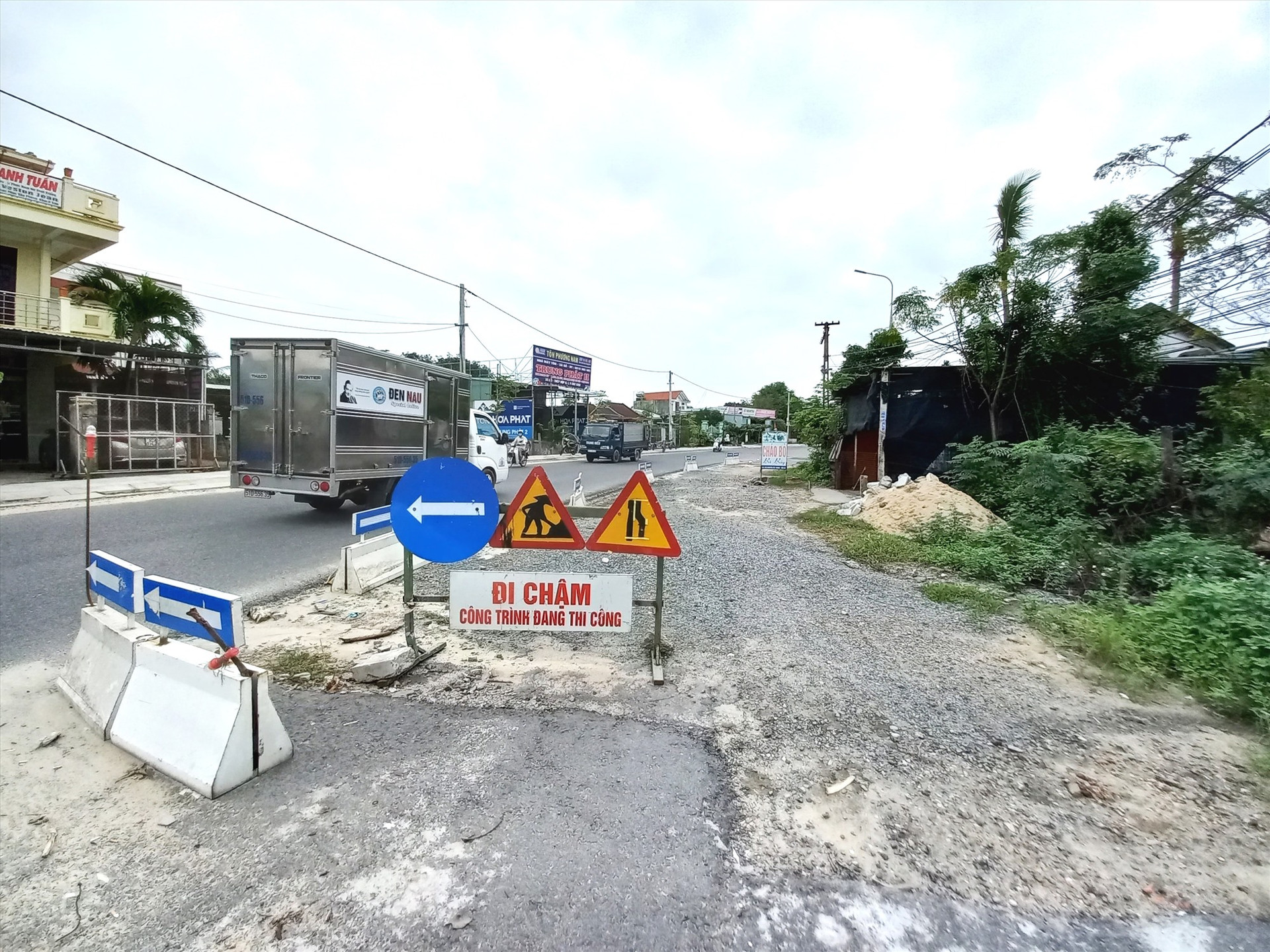 Do vướng mặt bằng, một vị trí trên đường Nguyễn Tất Thành thuộc dự án mở rộng ĐT607 qua phường Thanh Hà (Hội An) thi công dang dở. ẢNH: K.K