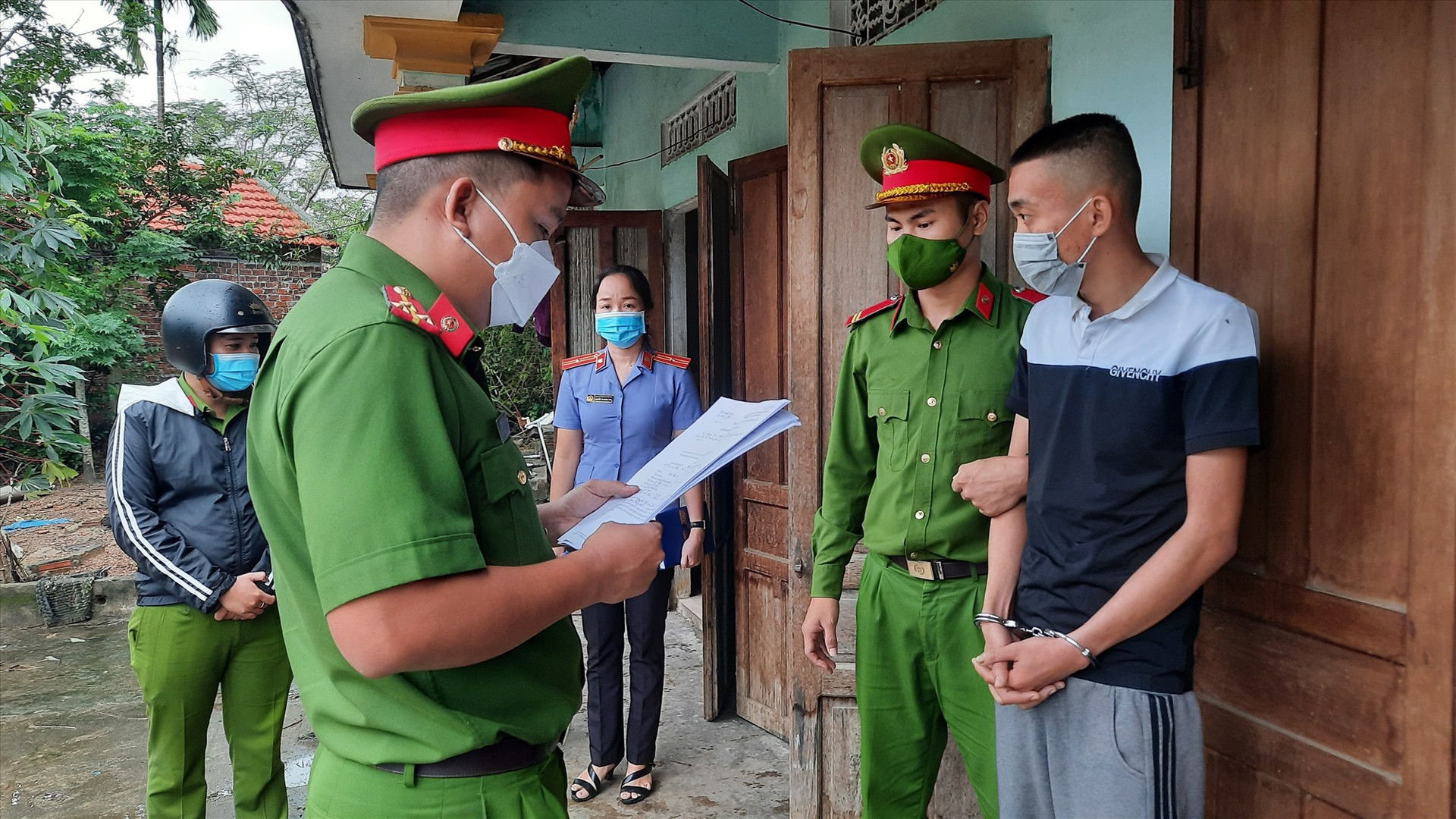 Công an huyện Thăng Bình thực hiện lệnh bắt giam bị can Tú. Ảnh: P.L